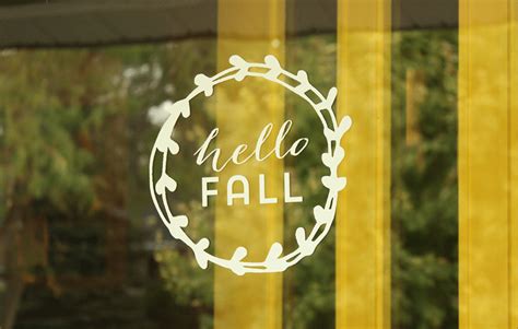 Hello Fall: DIY Vinyl Window Wreath | Robb Restyle