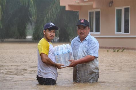 Chumphon flooding affects 6 districts and 6,272 households, roads and ...