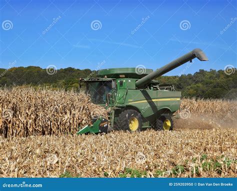 John Deere S660 Combine Harvesting Corn Editorial Image - Image of ...