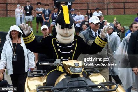 Vanderbilt Mascot Photos and Premium High Res Pictures - Getty Images