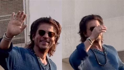 Shah Rukh Khan Surprises Fans At Mannat By Greeting Them With Flying ...