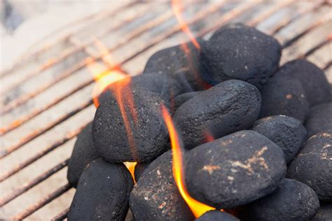 How To Start A Charcoal Grill With A BBQ Dragon | eduaspirant.com