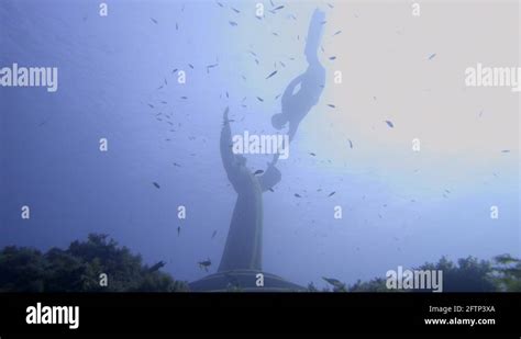 Underwater statue Stock Videos & Footage - HD and 4K Video Clips - Alamy