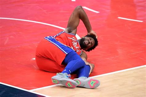 Joel Embiid suffers game-ending left knee injury as Sixers rout ...