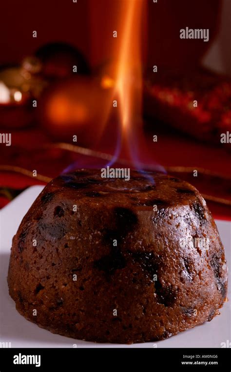 Flaming christmas pudding hi-res stock photography and images - Alamy