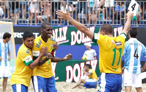 Campeões de futebol de areia ensinam crianças em Santos | globoesporte.com