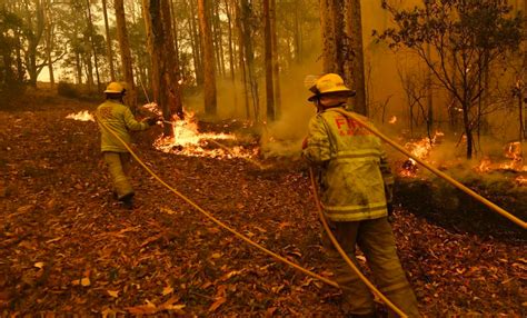 Terrifying Video Shows Raging Australian Bushfire Overrun Firefighters ...