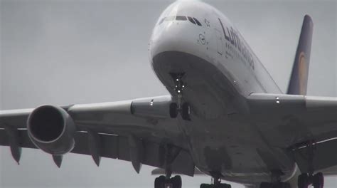 Airbus A380 Crosswind and Hard Landing at Miami - Havayolu 101