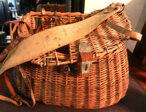 Vintage Fishing Creel Basket / Vintage by happenstanceNwhimsy