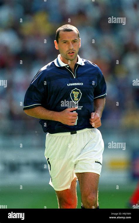 COLIN CALDERWOOD SCOTLAND & TOTTENHAM HOTSPUR 10 June 1998 Stock Photo - Alamy