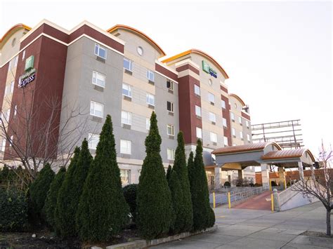 Queens Hotel near LaGuardia Airport | Holiday Inn Express Queens - Maspeth