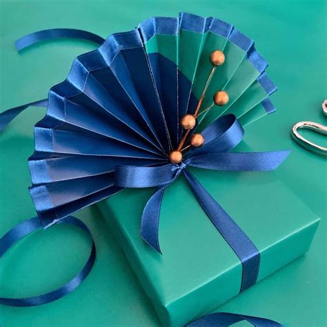 Peacock Style Gift Wrapping Tutorial | Gifts wrapping diy, Pretty gift wrapping ideas, Gift ...