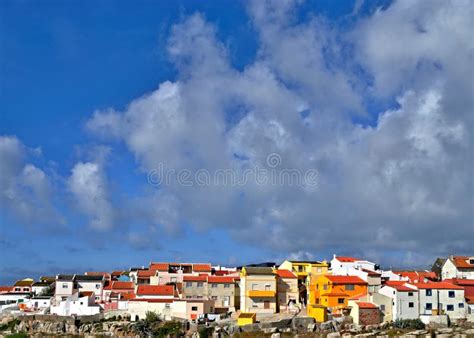 Colorido Pueblo De Pescadores Cerca De Peniche, Centro - Portugal Foto ...