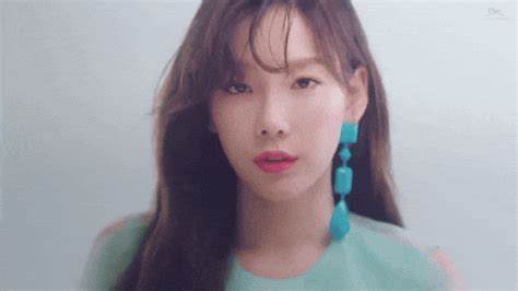 Taeyeon GIFs - Find & Share on GIPHY