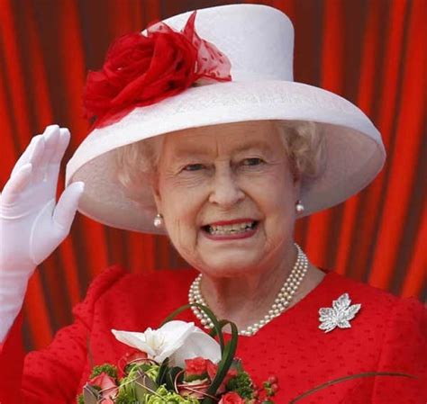 La galerie de Nüket: 93 ans dans la garde-robe de la Reine Elizabeth II