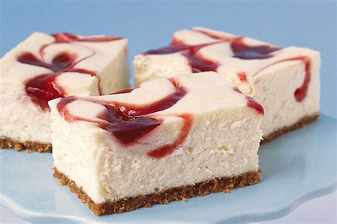 It's all here: creamy cheesecake, strawberry jam and a crunchy graham ...