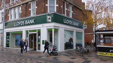 Lloyds names locations for 100 branch closures - BBC News