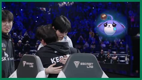 Deft hugs Keria after T1 loses Worlds Finals - YouTube