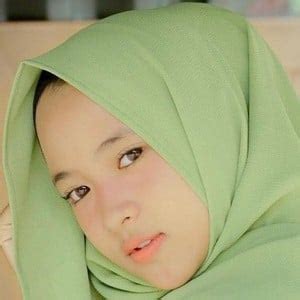 Nissa Sabyan - Age, Family, Bio | Famous Birthdays