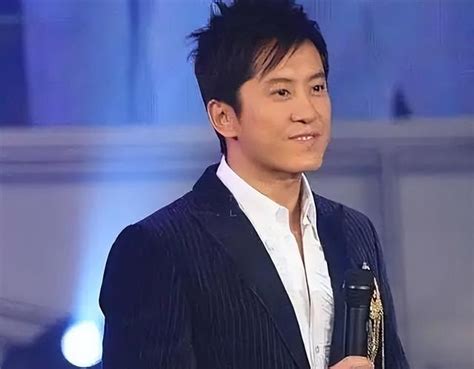 The 53-year-old singer Mao Ning appeared in a commercial performance, and his body was in ...