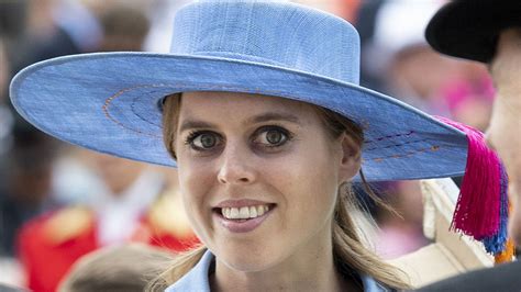 Pregnant Princess Beatrice stylishly dresses her adorable baby bump in ...