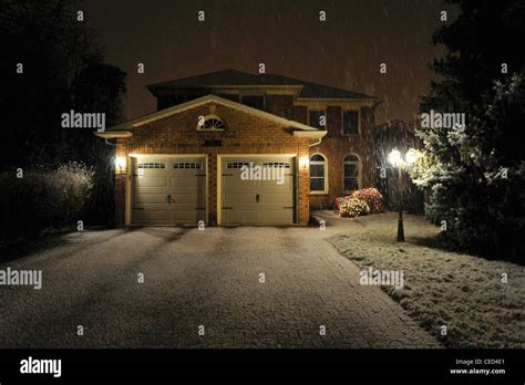 Modern Canadian detached family house in winter Stock Photo - Alamy