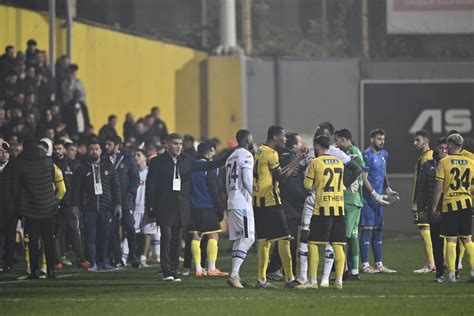 Istanbulspor president withdraws team from pitch in protest against referee decision vs ...