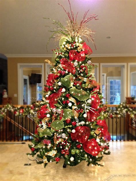 Red White And Gold Christmas Tree Decorating Ideas | Christmas Day