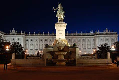 File:Madrid Royal Palace at Night.JPG