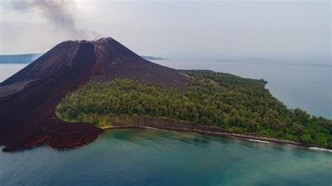 Melihat Penampakan Gunung Anak Krakatau Sebelum dan Sesudah Erupsi ...