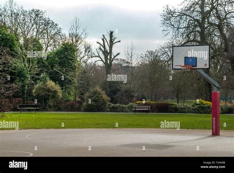 Unoccupied basketball playground in Ravenscourt Park. London Stock ...