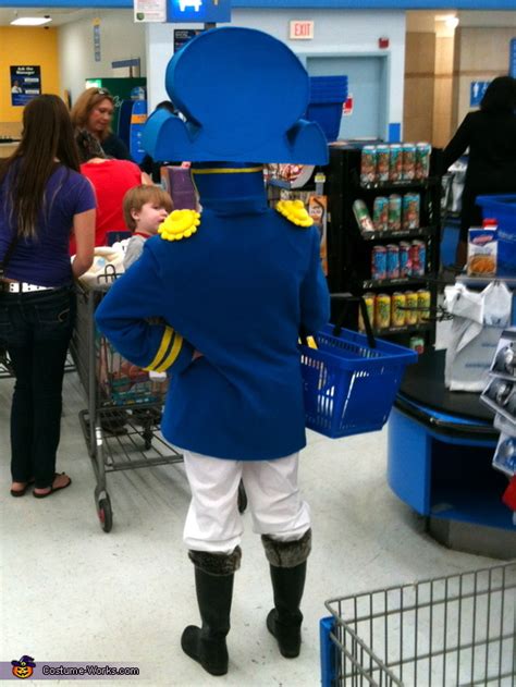 Cap'n Crunch Costume - Photo 4/5