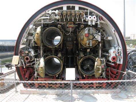 Submarine cross section of the torpedo tube launch area [3264 x 2448] : r/ThingsCutInHalfPorn