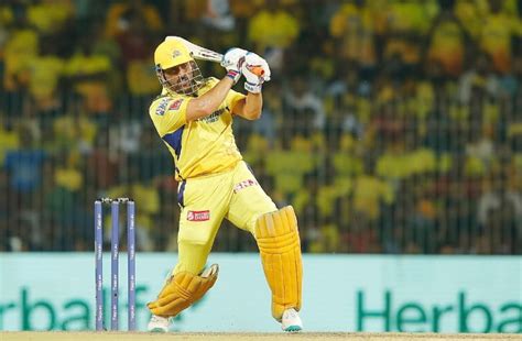 MS Dhoni Smashes Back-to-back Sixes To Take CSK Over 200-run Mark