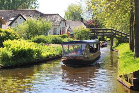 Visit Giethoorn, the picturesque Dutch village with no roads - Bunch of ...