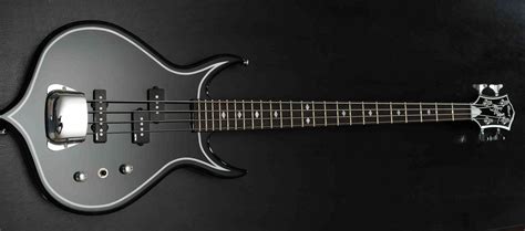 Gene Simmons Bass / Gene simmons axe signed punisher kiss bass black paint, rosewood fingerboard ...