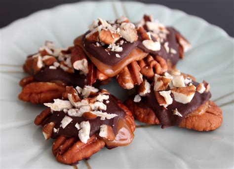 Oiyi's Crafts: Chocolate-Caramel Pecan Clusters