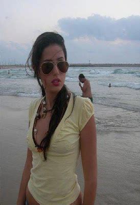 Beauty Pics of Arab World: Girl At Dubai Beach