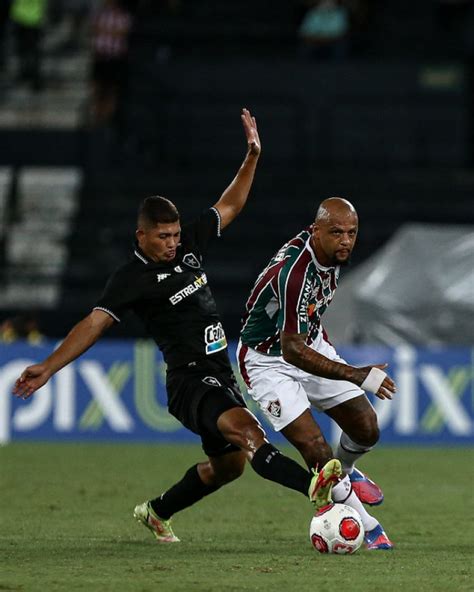 Felipe Melo leva o terceiro cartão amarelo e desfalca o Fluminense contra a Portuguesa - ISTOÉ ...