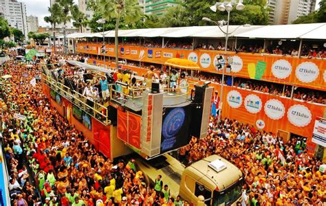 animacao e folia atras dos trios eletricos agitam o carnaval baiano