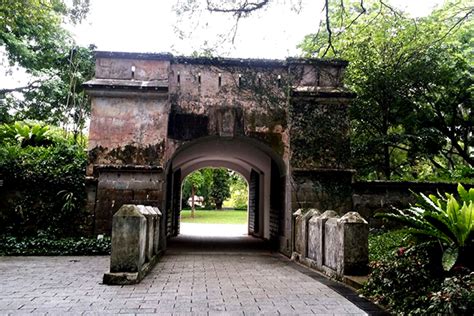 Remnants of Former Gate and Wall of Fort Canning (Fort Canning Hill ...