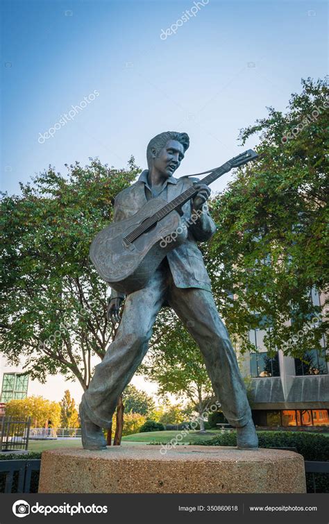 Memphis Usa Nov Elvis Presley Statue Elvis Presley Plaza Memphis ...