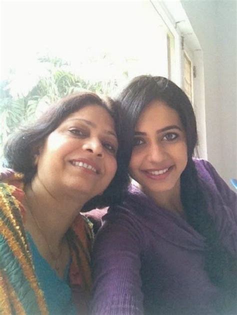 Rakul Preet Singh Family Background Photos Father Mother Brother Sister Name - sekho.in