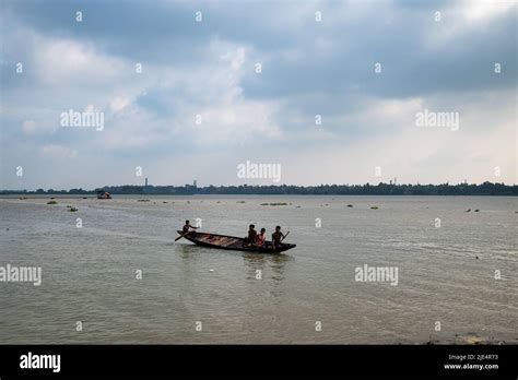 Kanchrapara, West Bengal, India. 24th June, 2022. Fishermen are ...