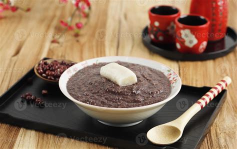 Oshiruko Zenzai, Sweet Japanese Red Bean Soup with Mochi, Japanese Dessert 16243180 Stock Photo ...