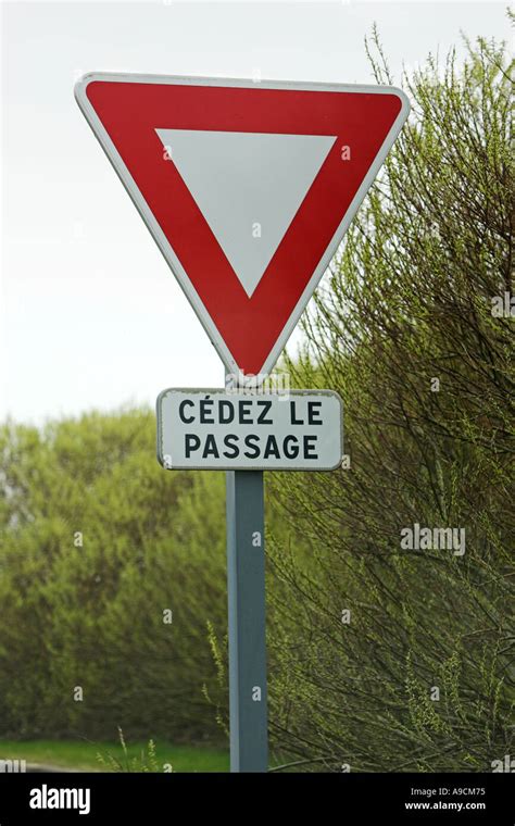 Französische Verkehrszeichen geben Weg Stockfotografie - Alamy