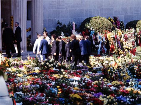 Elvis Presley's Funeral | 1977 | Elvis presley funeral, Elvis presley, Priscilla presley