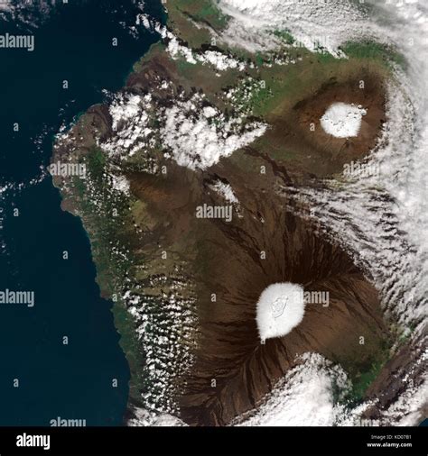 satellite image of Mauna Kea and Mauna Loa volcanoes in Hawaii Stock Photo - Alamy