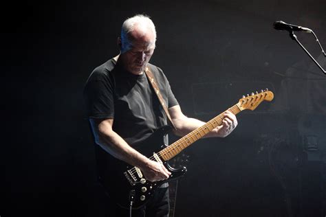 David Gilmour Plays a Soaring 'Comfortably Numb' in 2006: Watch ...