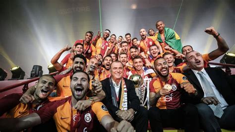 Galatasaray, şampiyonluk kupasını kaldırdı - Süper Lig 2017-2018 - Futbol - Eurosport